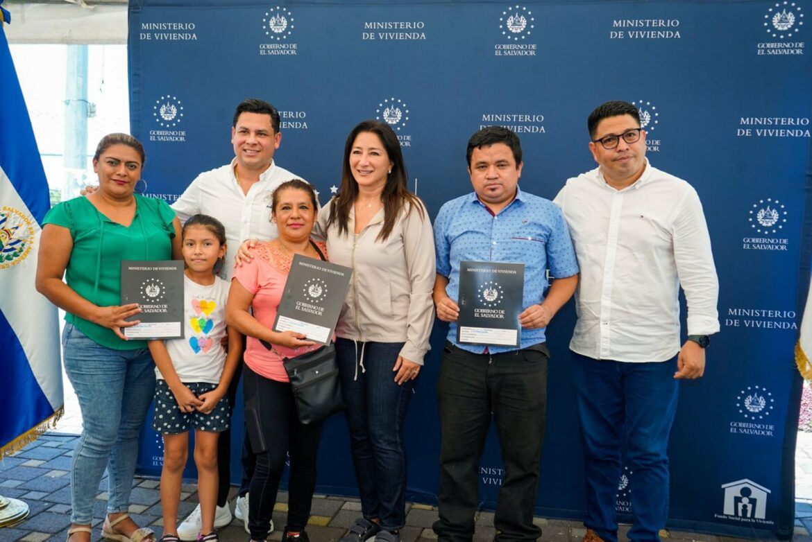 Familias de San Miguel Tepezontes reciben sus escrituras de propiedad