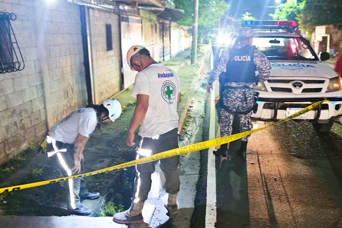 Encuentran el cuerpo sin vida de una persona en una alcantarilla