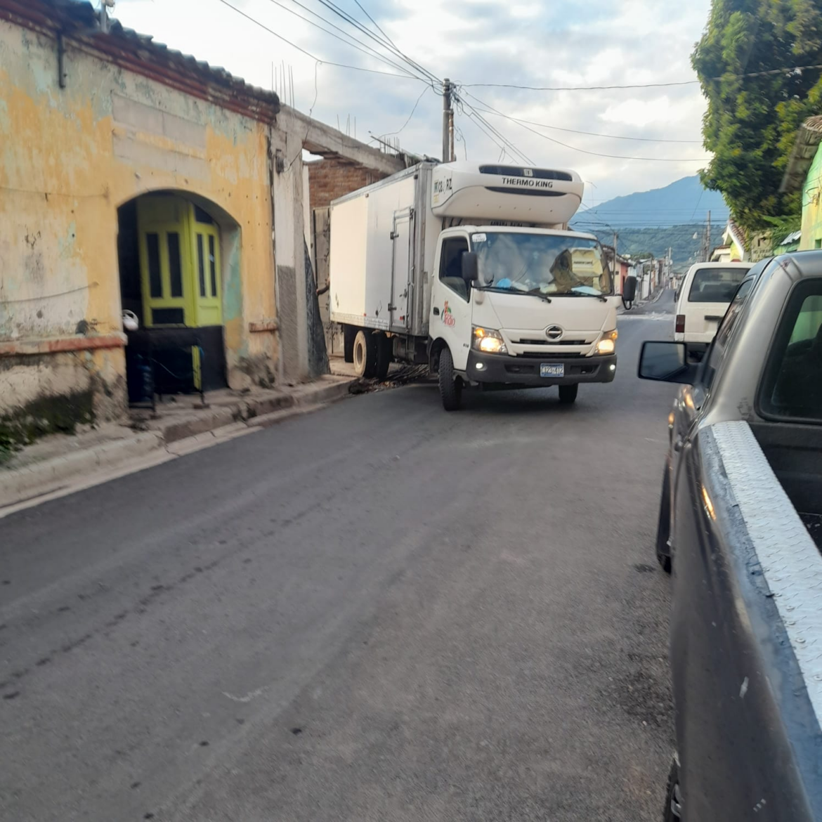 Multan a empresa que botaba remanentes de sangre de pollo en calles, en Santa Ana Oeste