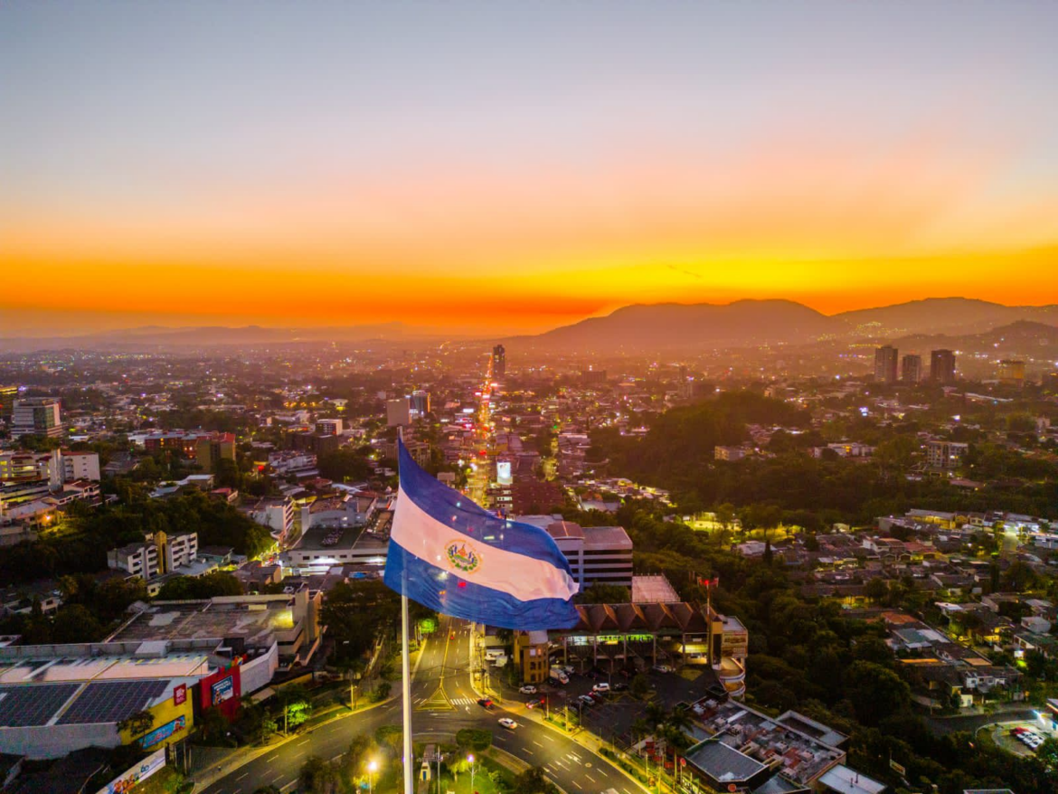 San Salvador recibió por lo alto el mes patrio, en conmemoración de los 203 años de Independencia de El Salvador