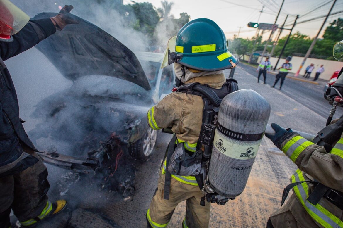 Vehículo se incendia en Alameda Juan Pablo Segundo