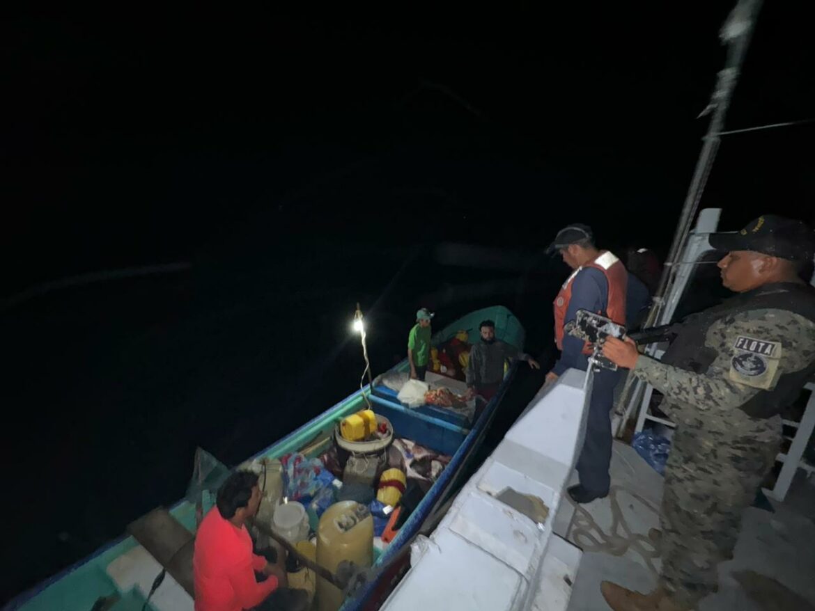 Marina Nacional rescata a dos pescadores luego que lancha quedará varada
