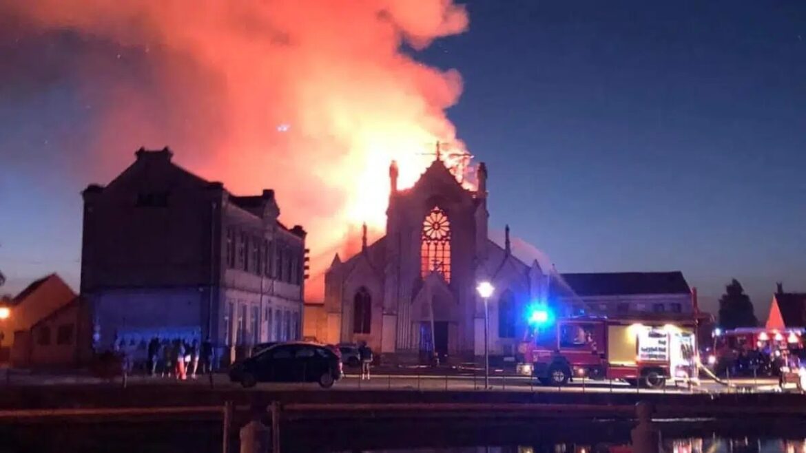Arde otra iglesia en Francia de forma misteriosa