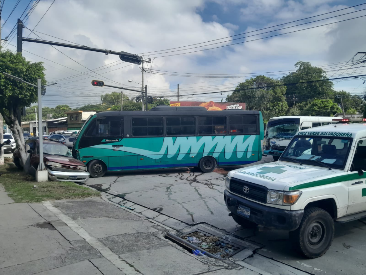 Varios heridos tras choque entre unidades del transporte público y un vehículo en San Salvador