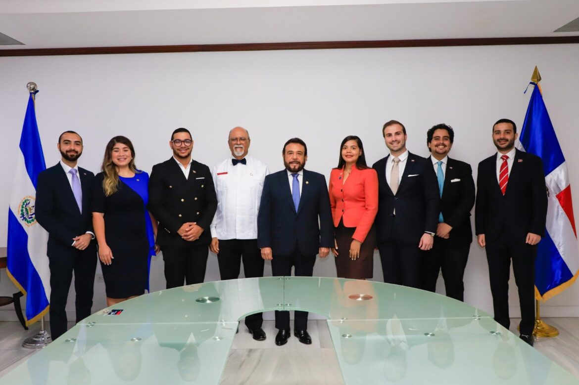 Vicepresidente Ulloa se reúne con embajador de República Dominicana, Julio César George