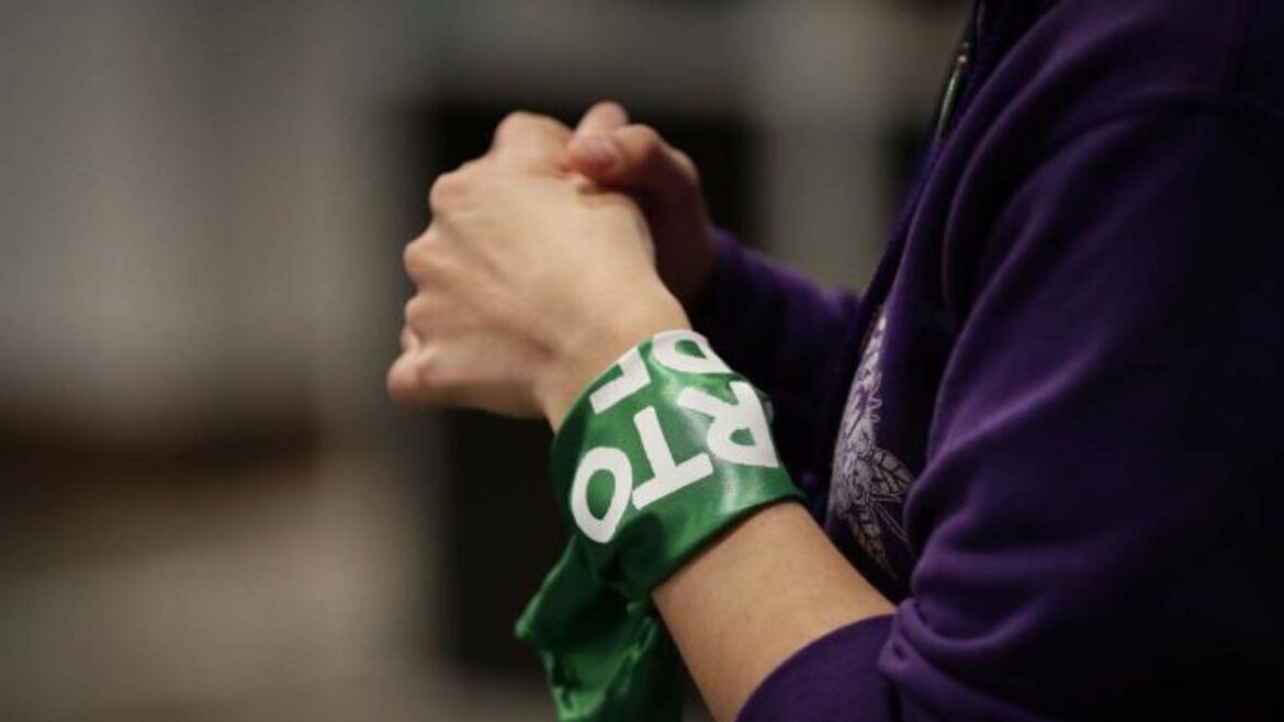 Juez estatal anula prohibición del aborto en Dakota del Norte, EE.UU.