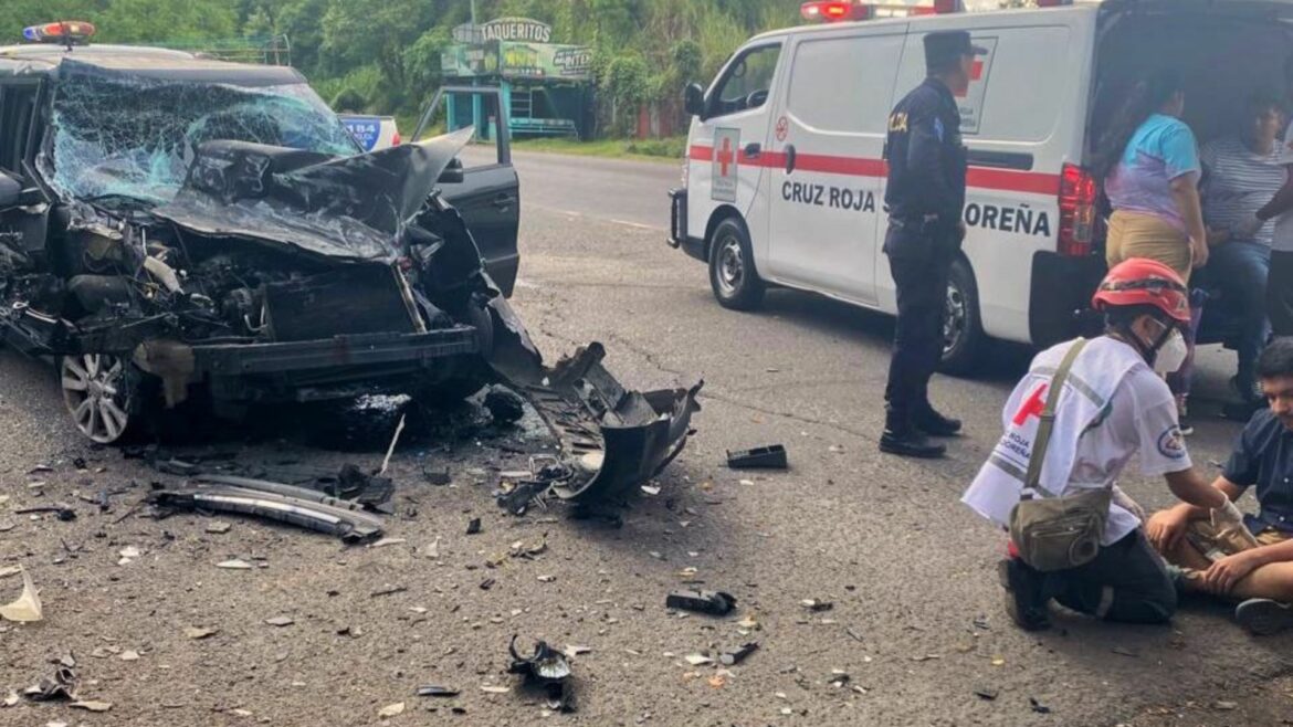 Choque entre vehículo tipo sedán y un bus deja una persona lesionada