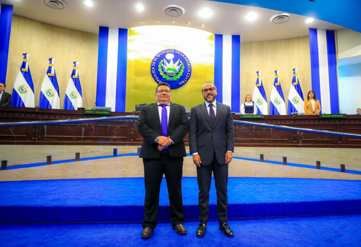 Juramentan a Henry Mejía como el nuevo presidente de la CSJ y de la Sala de lo Constitucional