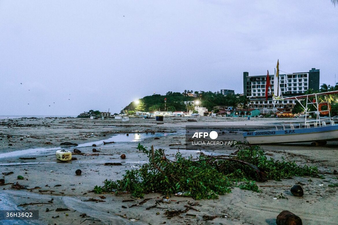 México registra dos muertes por el huracán John y lanza alerta en el Caribe por Helene