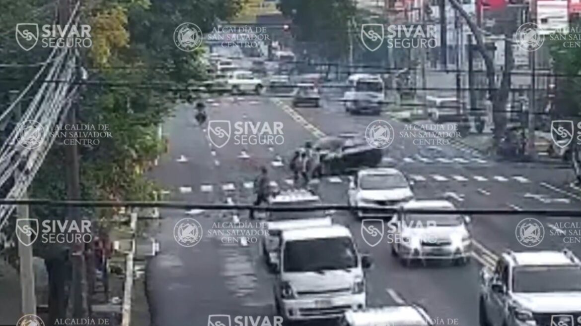 Imprudencia al volante: Varias personas fueron atropelladas en un cruce designado