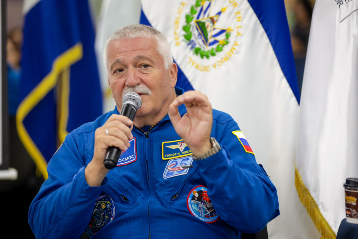 Cosmonauta ruso sorprende en su visita a El Salvador con su llegada al CUBO de la Zacamil