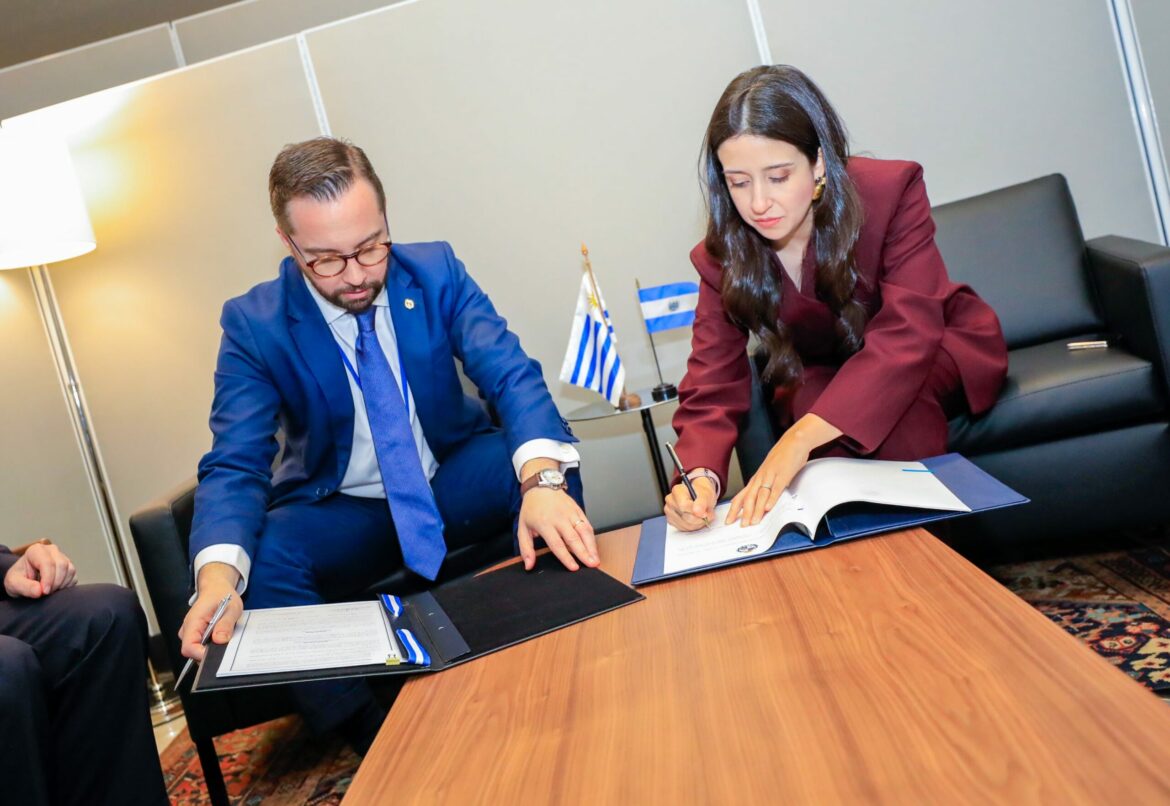 Ministerio de Relaciones Exteriores firma convenio sobre Transporte Aéreo con Uruguay