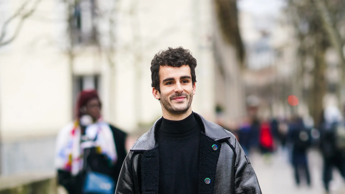 Qué significa que una persona siempre vista ropa de color negro, según los psicólogos