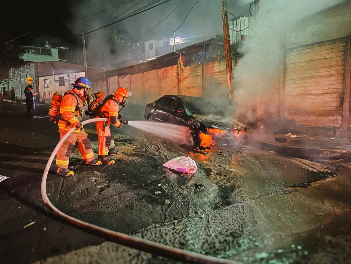 Vehículo se incendia en San Marcos
