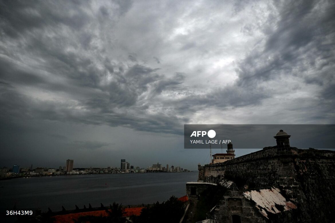 La tormenta Helene se convierte en huracán y avanza hacia Florida