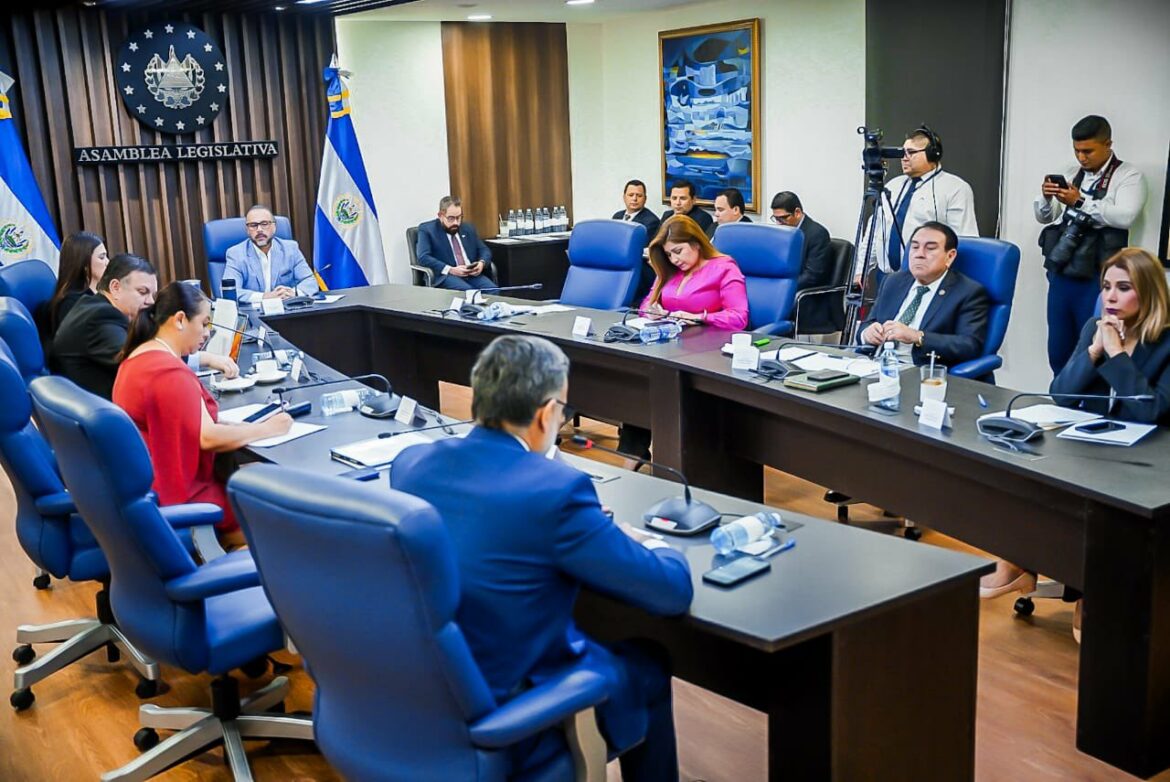Comisión Política acuerda volver a presentar al pleno el dictamen favorable sobre los candidatos a magistrados del TSE