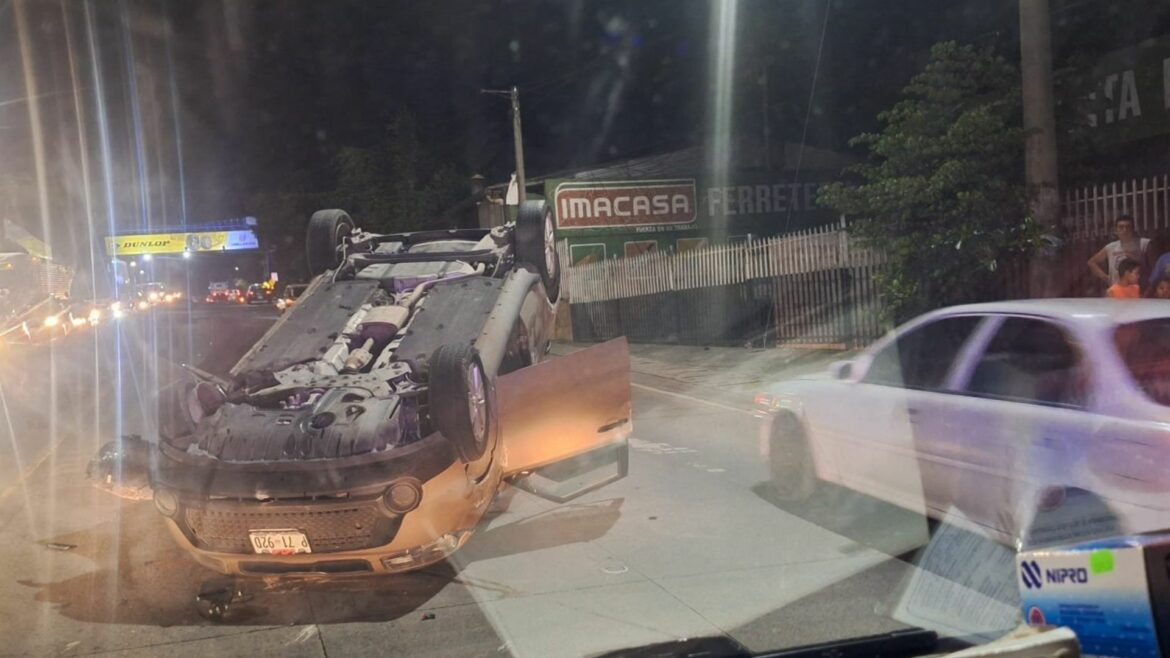 Vehículo vuelca tras impactar contra separadores en carretera Panamericana, en el sector de Los Chorros