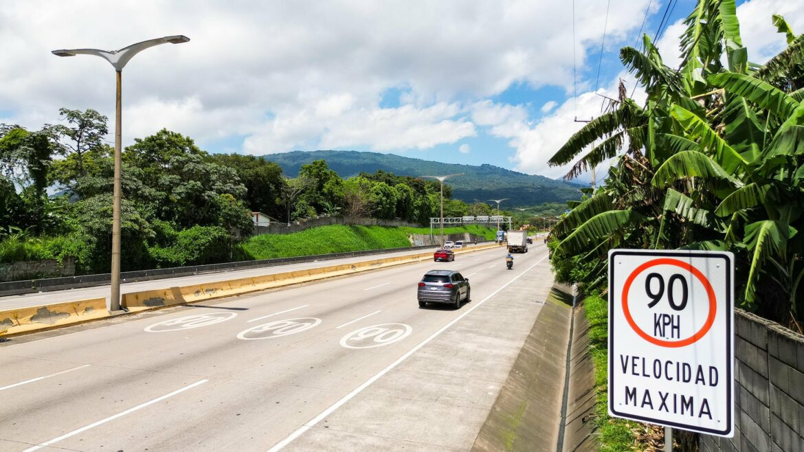 Finalizan obras de señalización vial en el bulevar Monseñor Romero