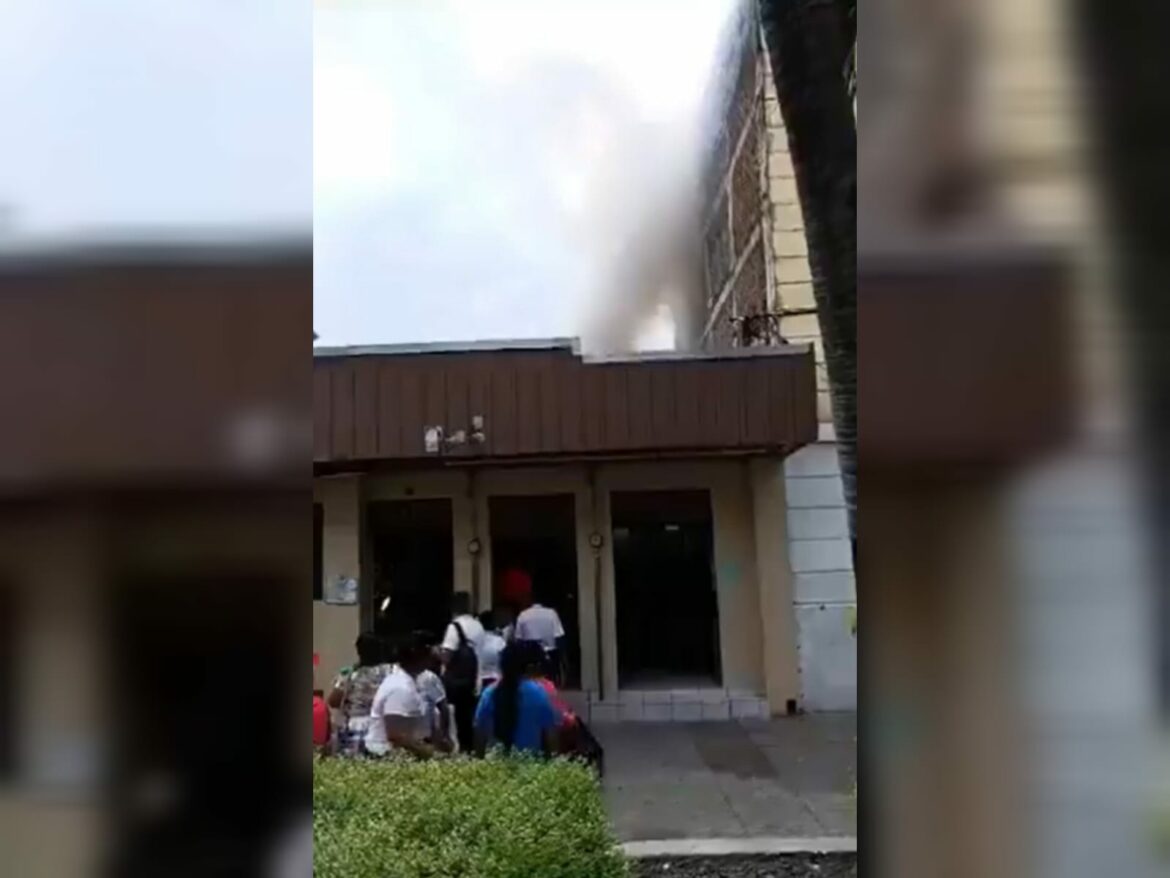 Un incendio se registró en un restaurante de comida rápida en el Centro Histórico de San Salvador