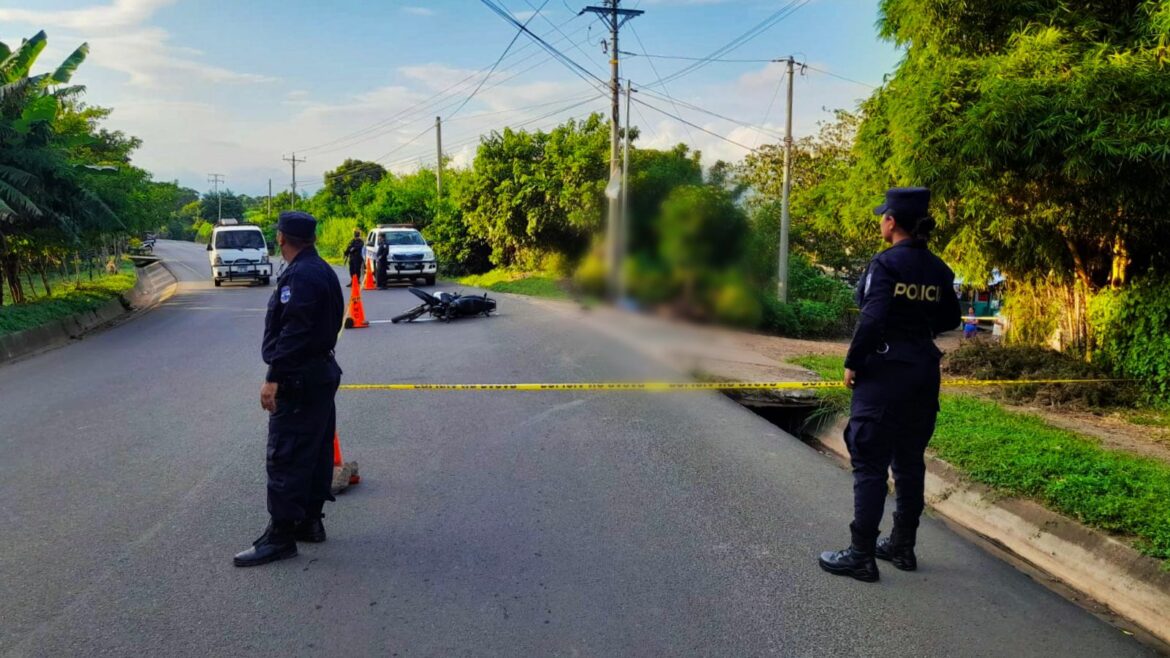 Motociclista fallece tras perder el control en la carretera que conduce de Chalchuapa hacia El Coco, Santa Ana