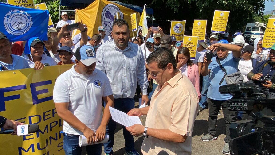 Alcaldías estarían obligando a trabajadores a renunciar de la carrera administrativa municipal para pasarlos al sistema de contratos «eso es totalmente ilegal», aseguró el Mtro. Castro