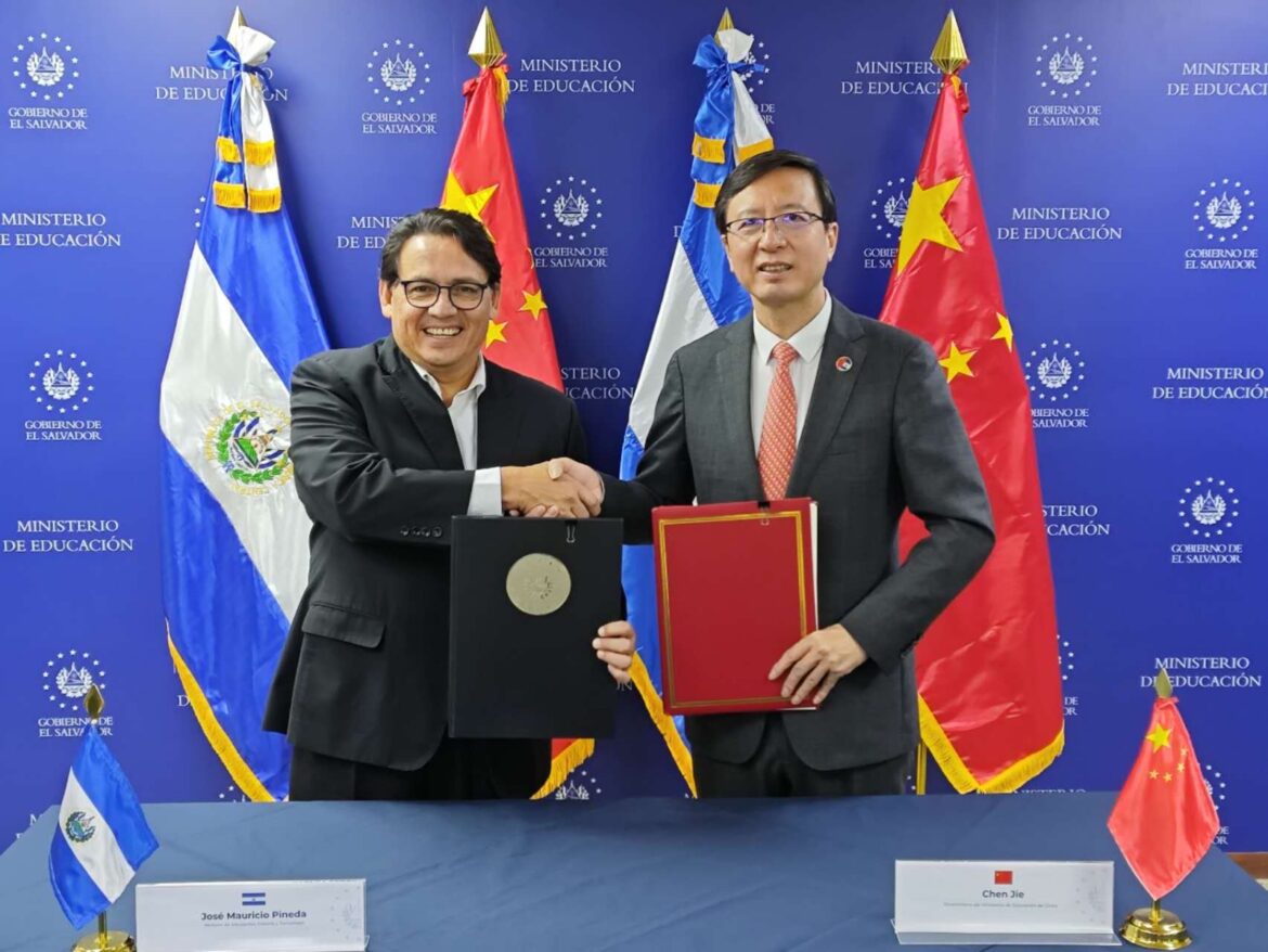 China y El Salvador firman acuerdo sobre título y diplomas de Educación Superior