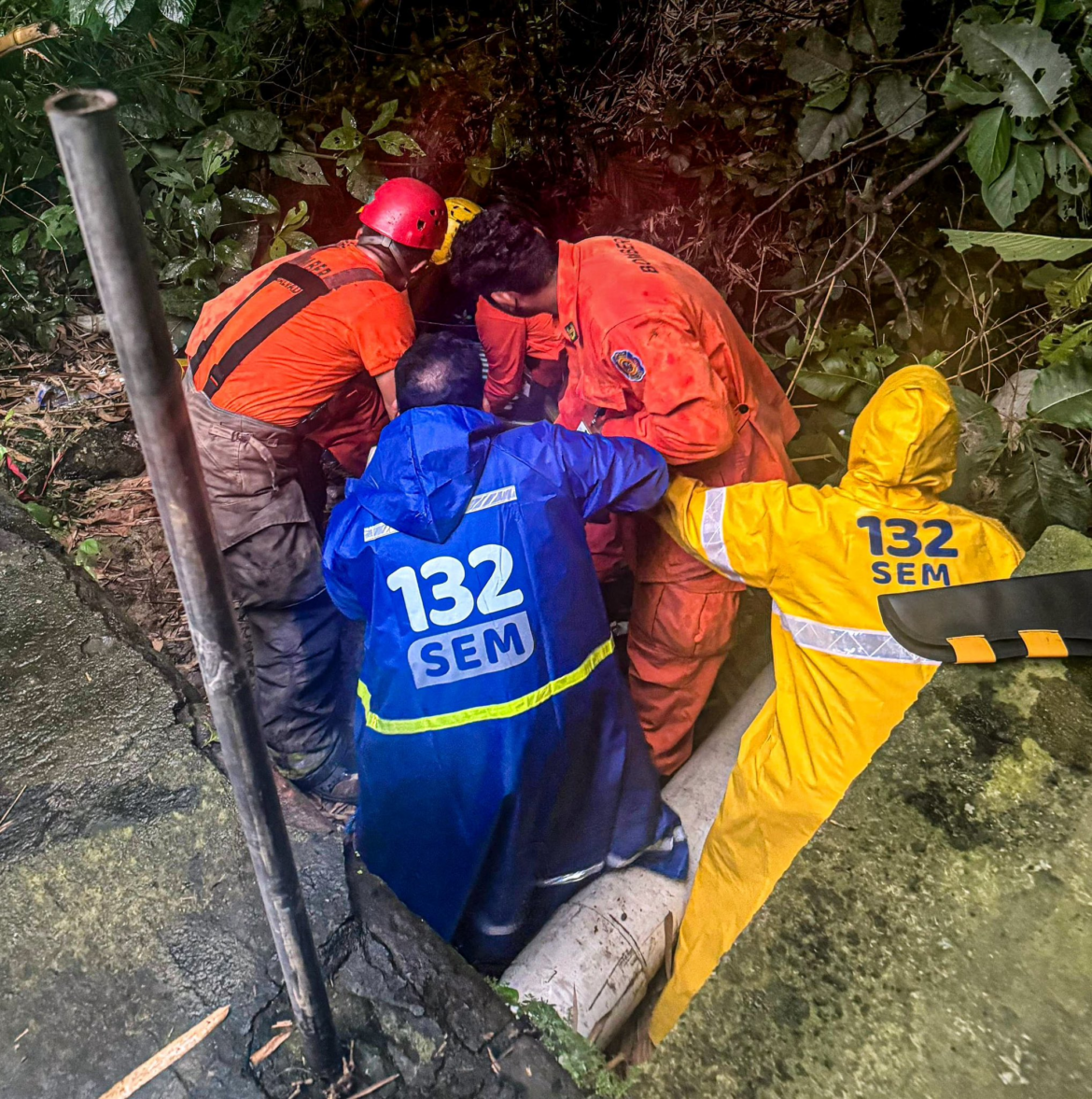 Rescatan a joven tras caer de seis metros de altura en una quebrada en San Salvador