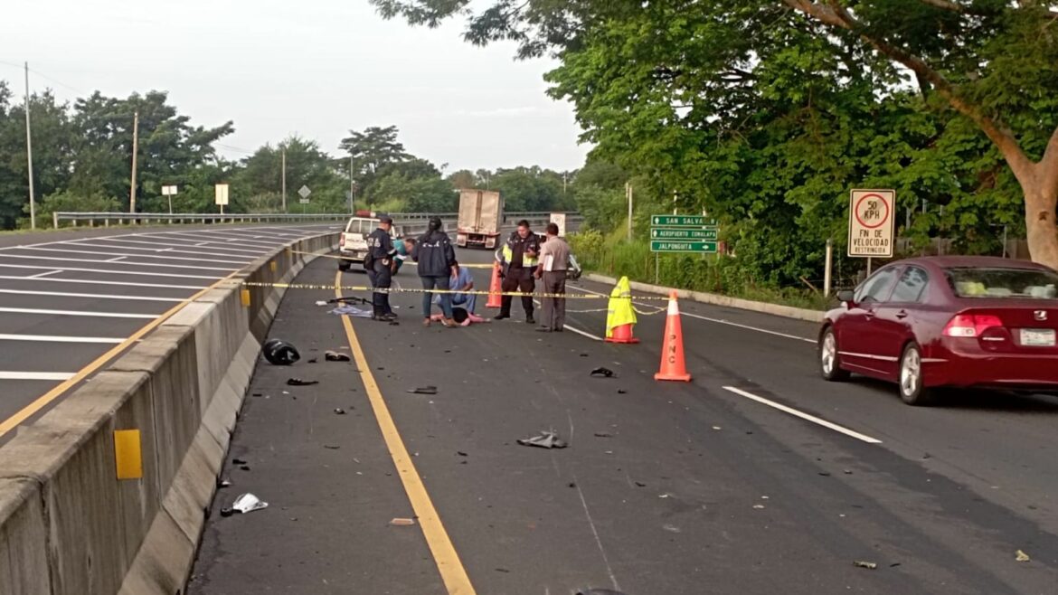 Una acompañante de motociclista muere tras ser impactados por un vehículo en carretera Litoral