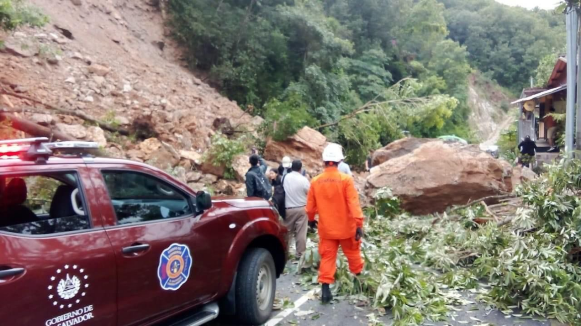 Paso totalmente restringido en carretera Troncal del Norte, hacia Chalatenango, por derrumbe