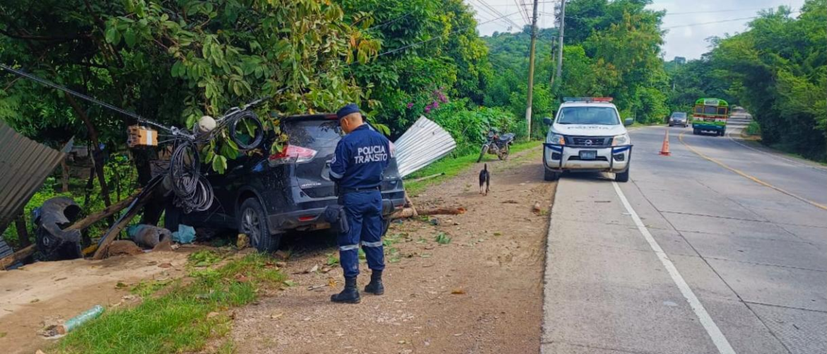 Muere conductor de vehículo tras chocar contra un poste del tendido eléctrico, en calle hacia Texistepeque