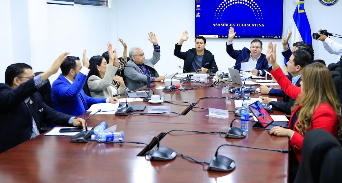 Emiten dictamen favorable para la aprobación en segunda vuelta del contrato de préstamo «El Salvador Vuela» y Cable Submarino