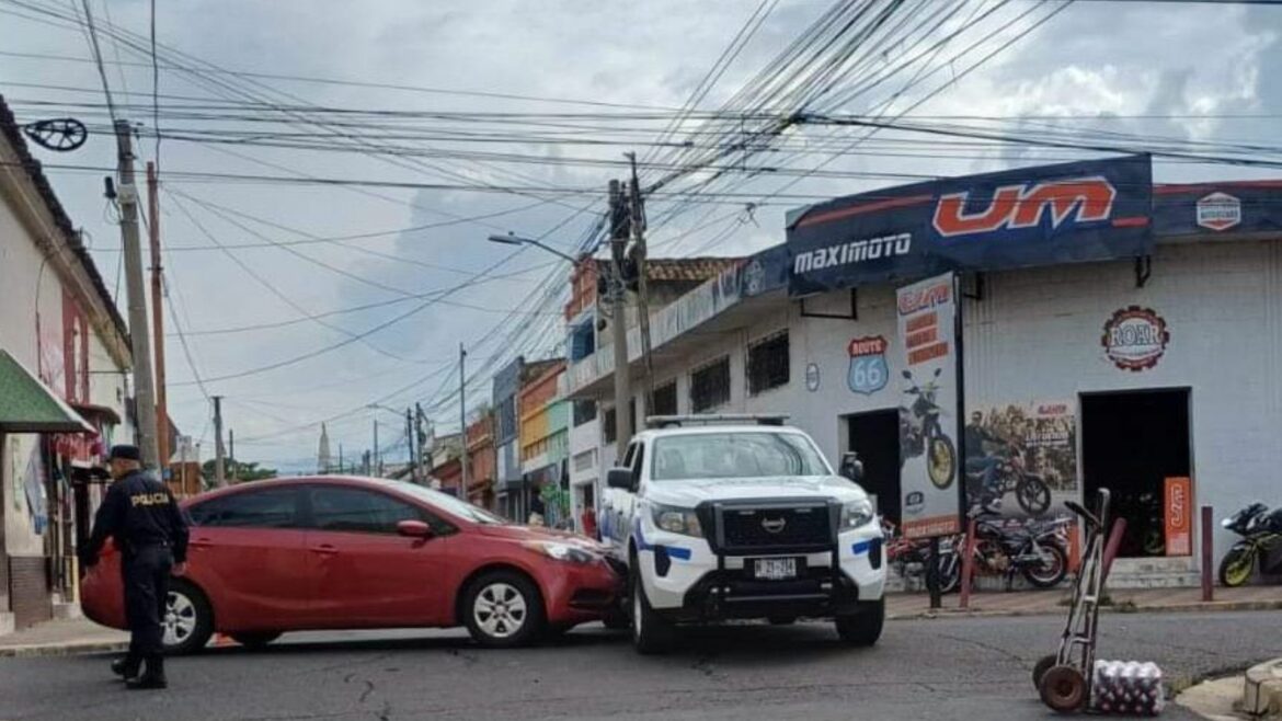 Vehículo y patrulla policial colisionan en Santa Ana