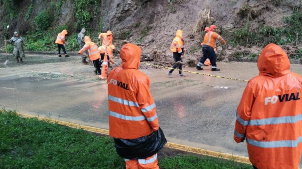 Advierten de altas probabilidades de deslizamientos, caída de rocas y crecidas de ríos por lluvias persistentes
