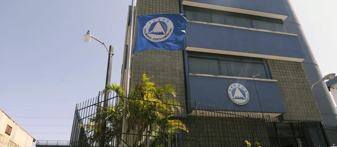 Guatemala y Panamá rechazan ingreso de Rusia al PARLACEN