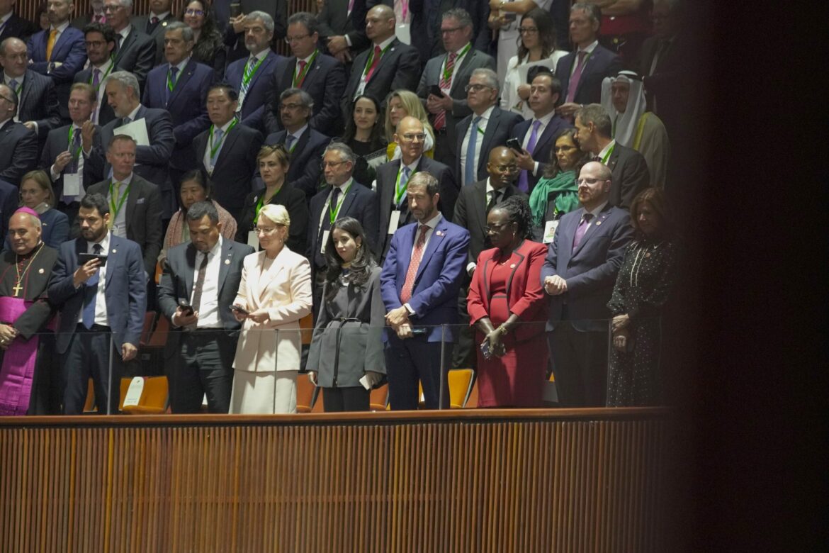 Vicecanciller de El Salvador asistió a la protesta de la presidenta de México, en representación del presidente Bukele