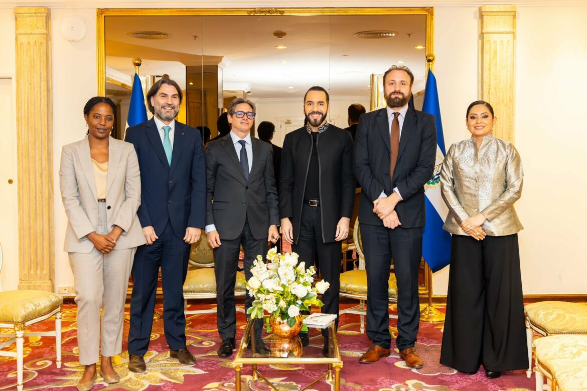 Presidente Bukele se reúne con representantes del CAF