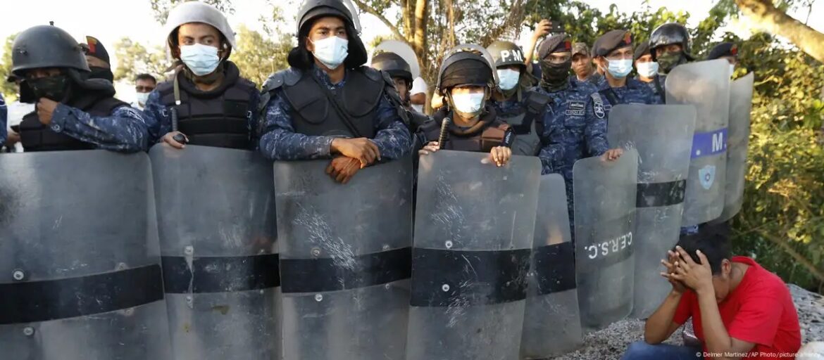 Guatemala detiene a 25 policías por tráfico de migrantes