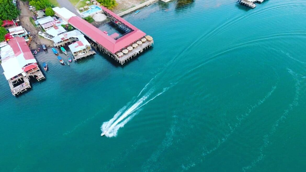 ¿Porqué el Lago de Coatepeque se torna color turquesa?