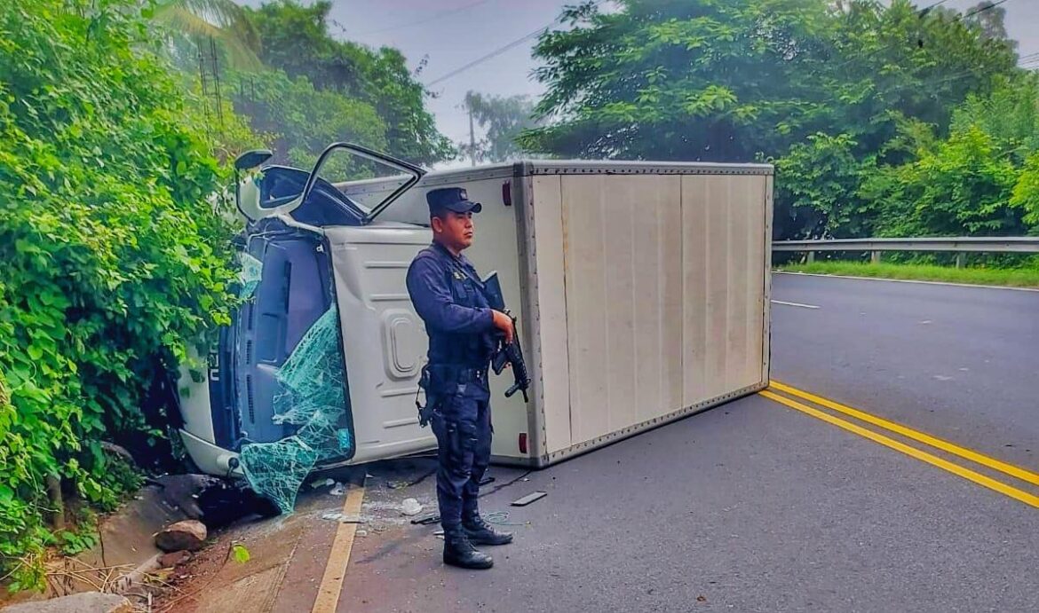 Un camión volcó en carretera Panamericana