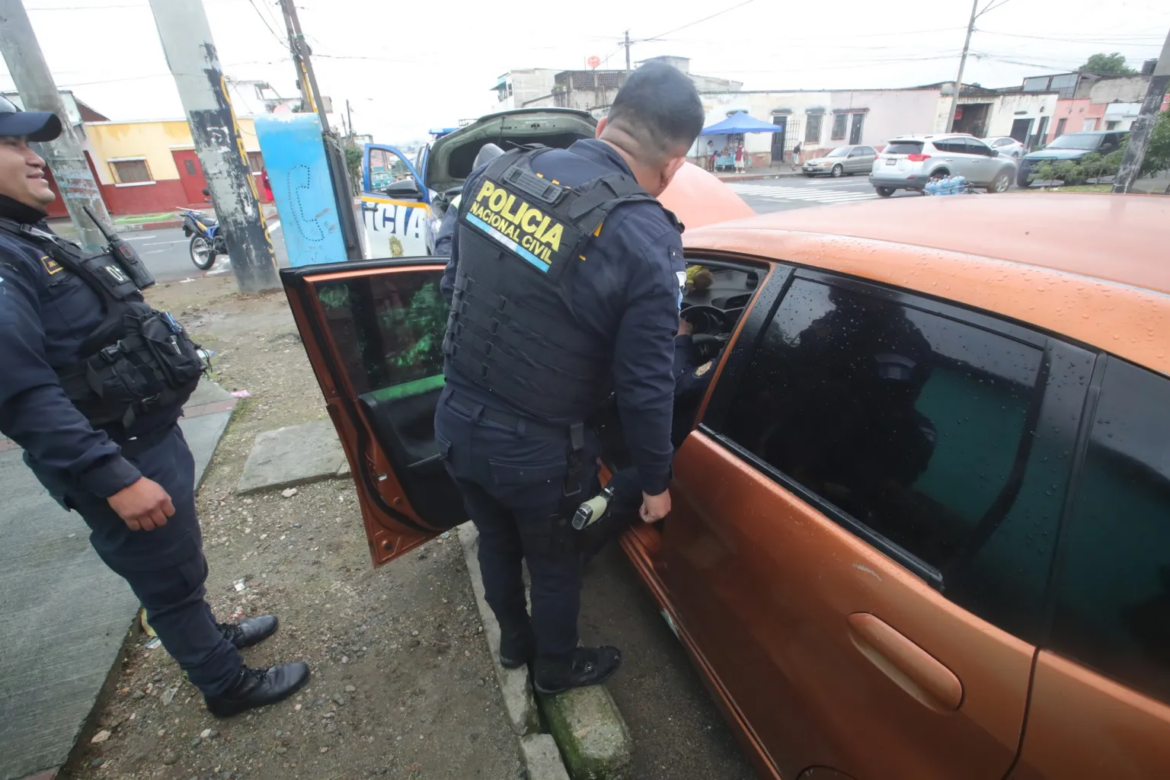 Hallan cuatro cadáveres maniatados dentro de auto en la capital de Guatemala