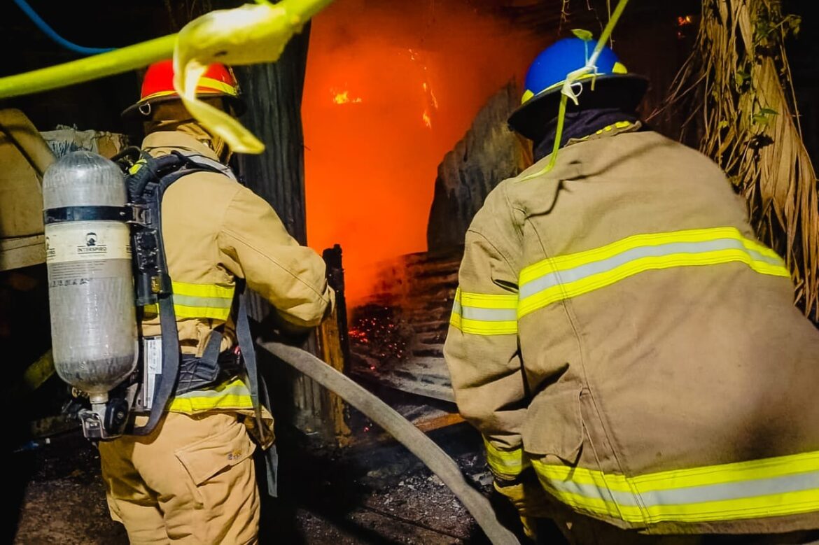 Incendio estructural en zona industrial Santa Elena