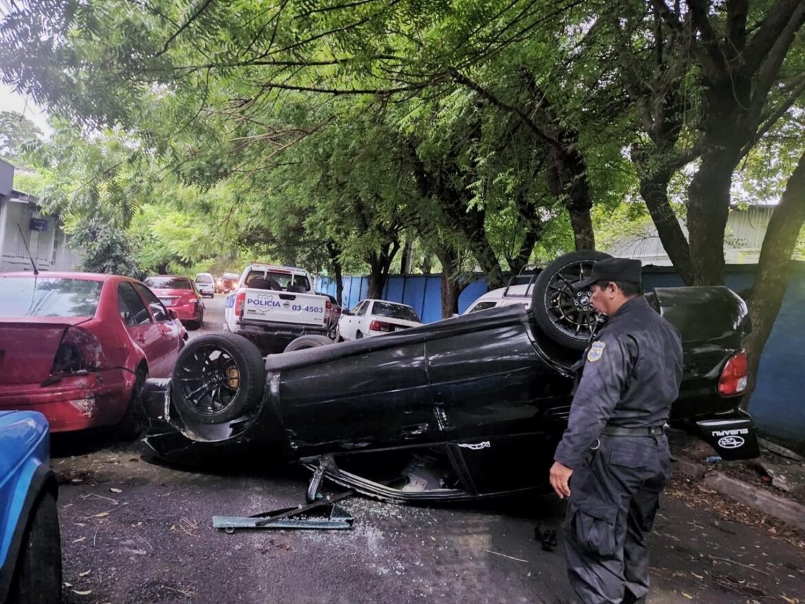 Conductor de vehículo se quedó dormido y chocó con otro estacionado en San Miguel Centro