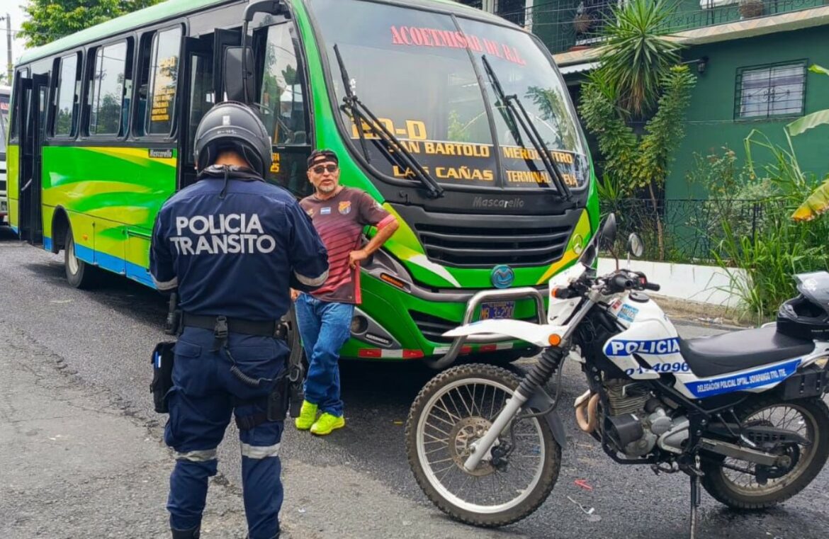 Sancionan a motorista de la ruta 29-D que fue captado manipulando su celular mientras conducía