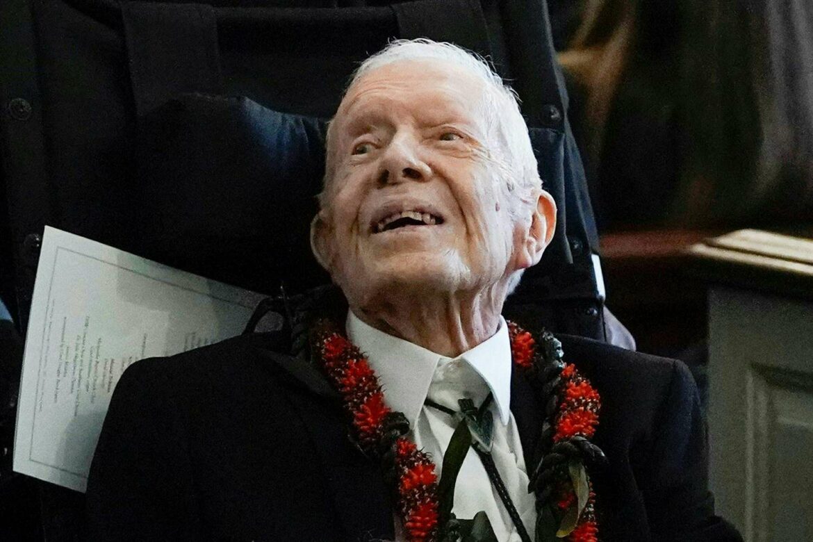 Primer ex presidente de los Estados Unidos cumple 100 años y muestra su apoyo a Kamala Harris