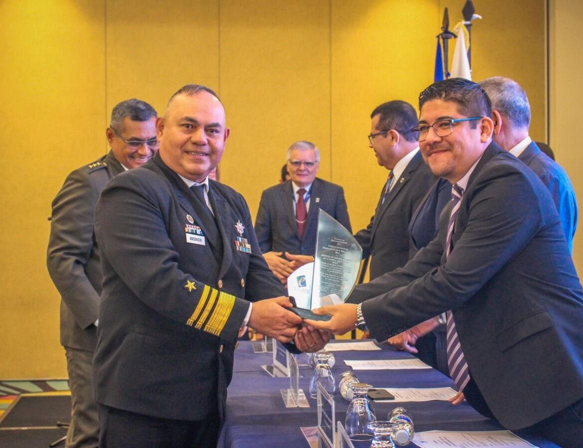 TEG entrega premio al presidente del IPSFA y Jefe del Estado Mayor Conjunto de la FAES
