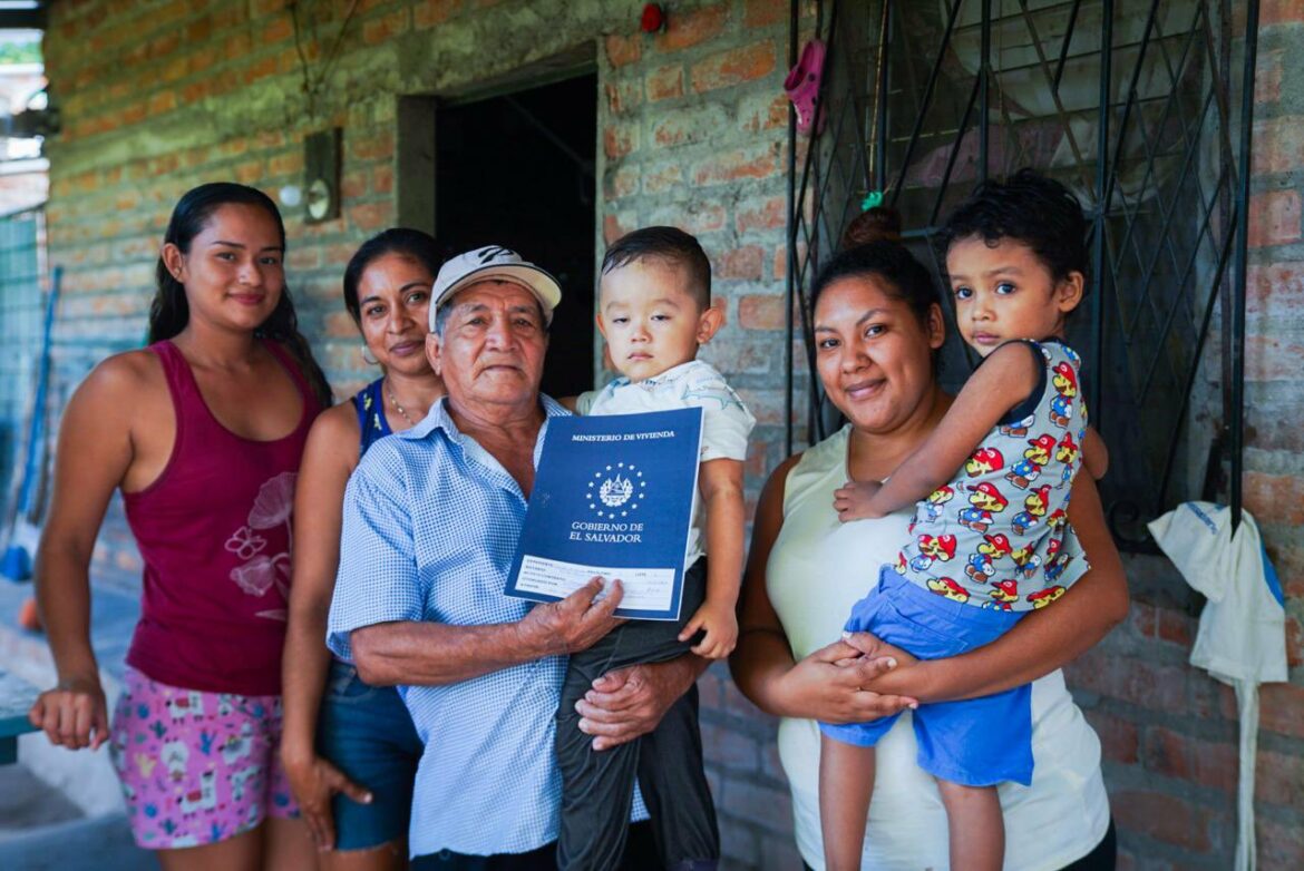 Entregan escrituras de propiedad a familias de la Cooperativa Colombia, Quezaltepeque