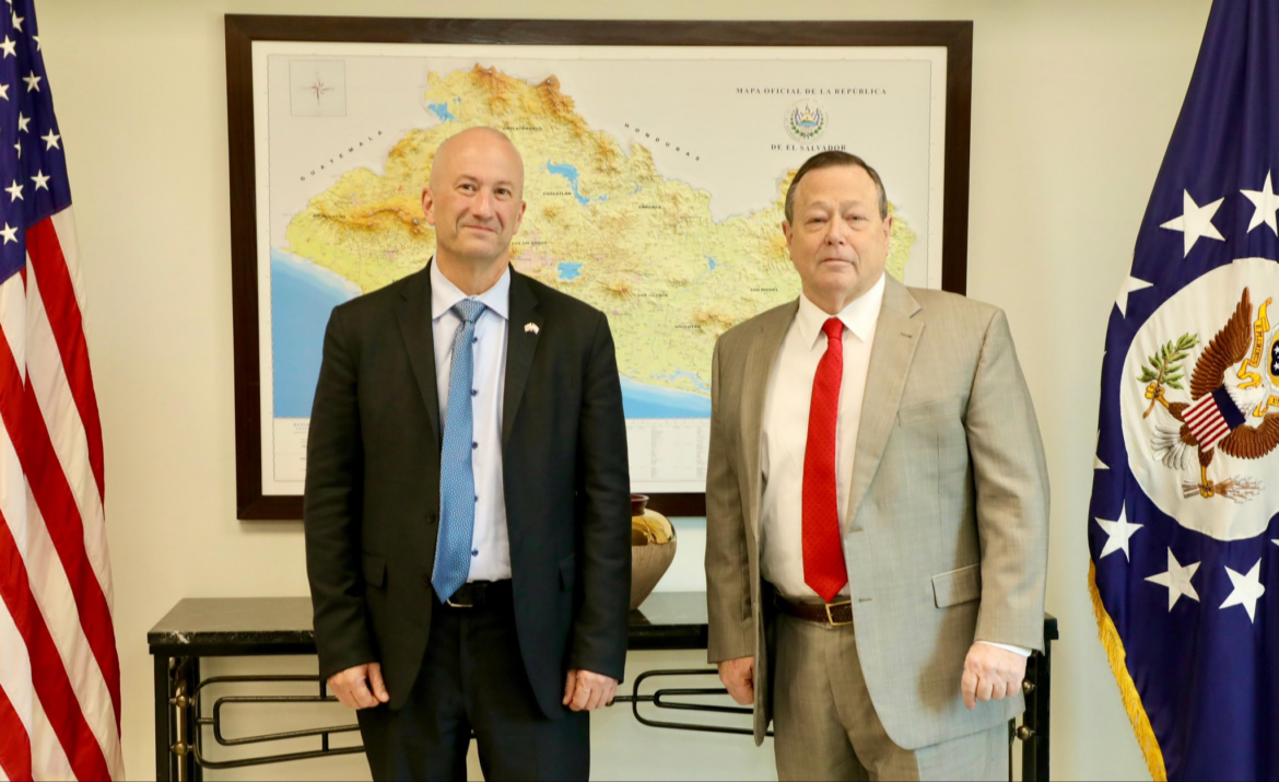 Alto comisionado de Aduanas y Protección Fronteriza de EE. UU. visita El Salvador