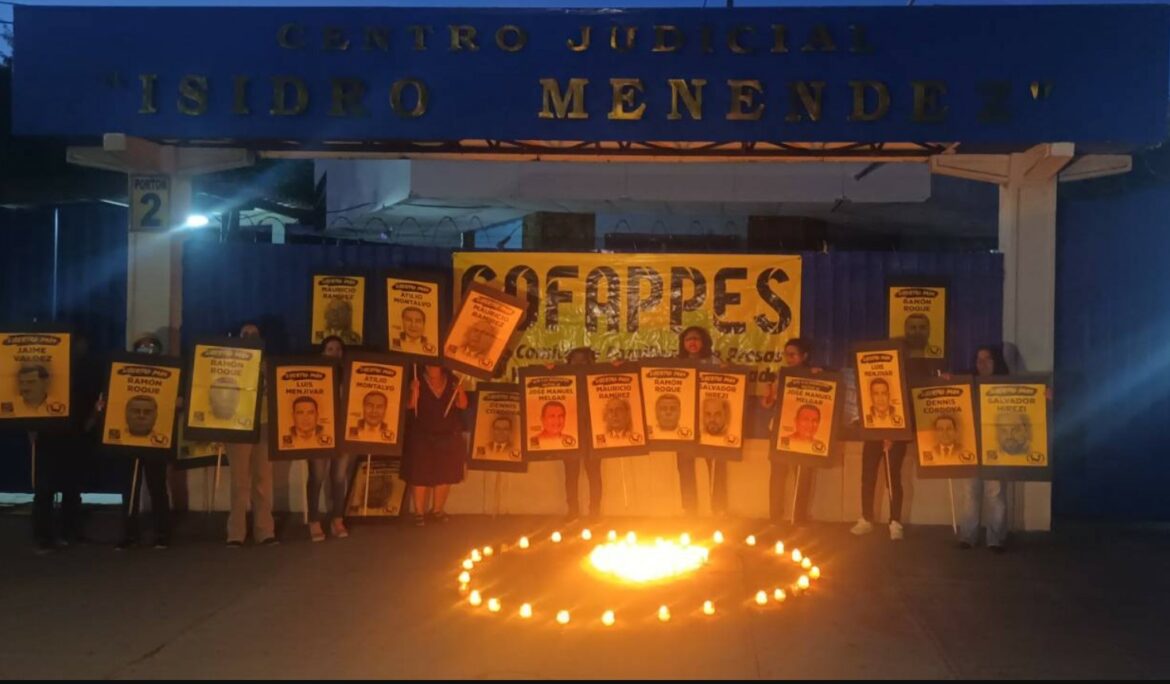 Realizan vigilia para ex funcionarios de la administración del FMLN que son procesados por presuntos casos de corrupción