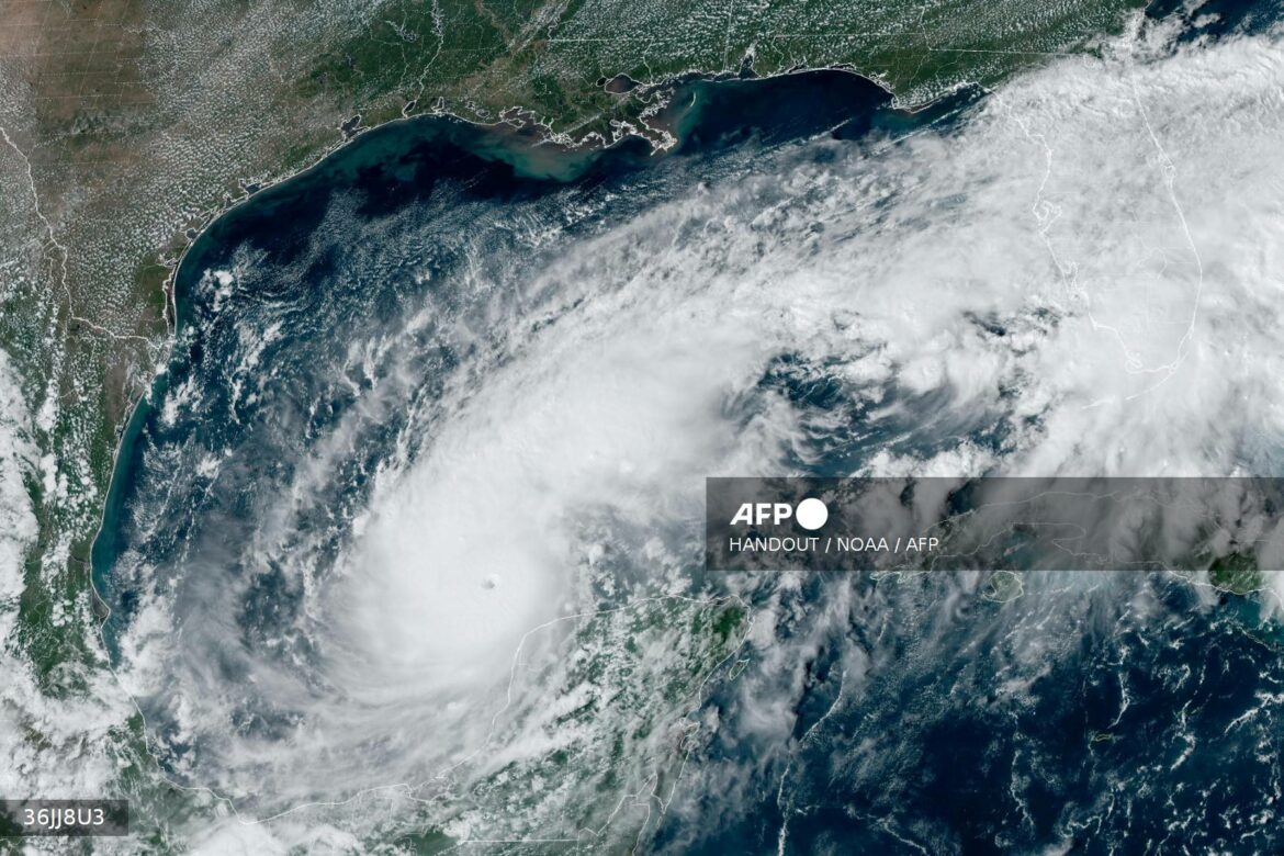«Esto es demasiado»: el oeste de Florida aguarda su segundo huracán en dos semanas