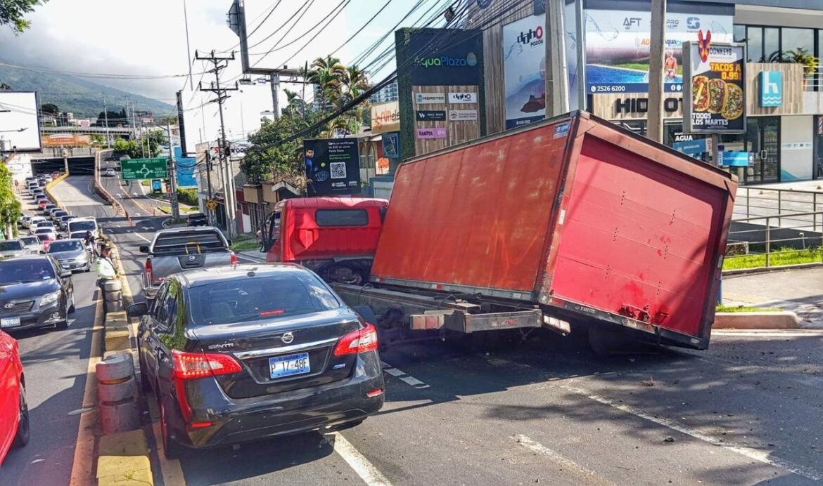 Conductor de camión perdió el control en Avenida Masferrer Sur
